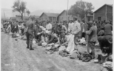 Distribuzione di indumenti al Campo di concentramento di Avezzano